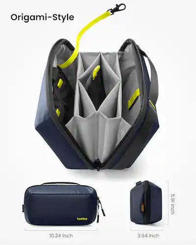 Mörkblå teknisk förvaringsväska med origami-inspirerad insida för datortillbehör.