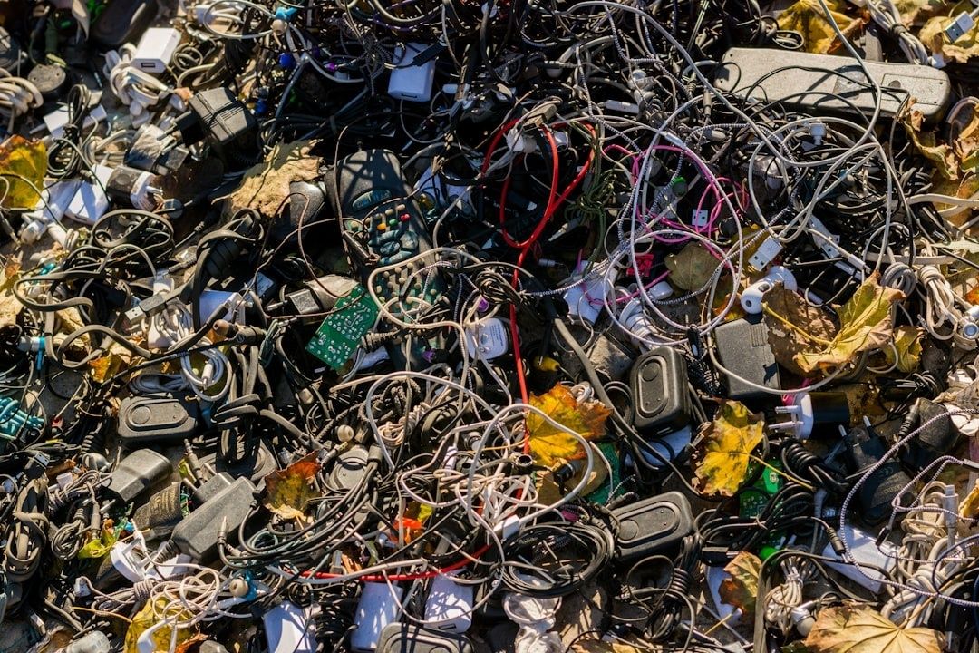 Hög med trassliga kablar och elektronik som väntar på återvinning