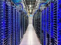 Serverhall med täta rader av blåbelysta servrar för datalagring