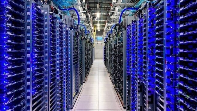 Serverhall med täta rader av blåbelysta servrar för datalagring